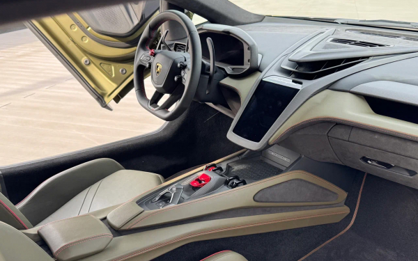 
            Мы оценили Lamborghini Revuelto. Этот гиперкар против законов физики
        