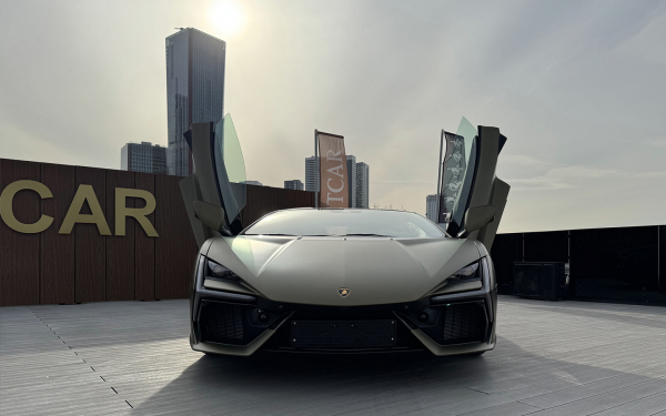 
            Мы оценили Lamborghini Revuelto. Этот гиперкар против законов физики
        
