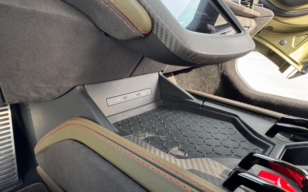 
            Мы оценили Lamborghini Revuelto. Этот гиперкар против законов физики
        