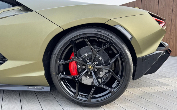 
            Мы оценили Lamborghini Revuelto. Этот гиперкар против законов физики
        