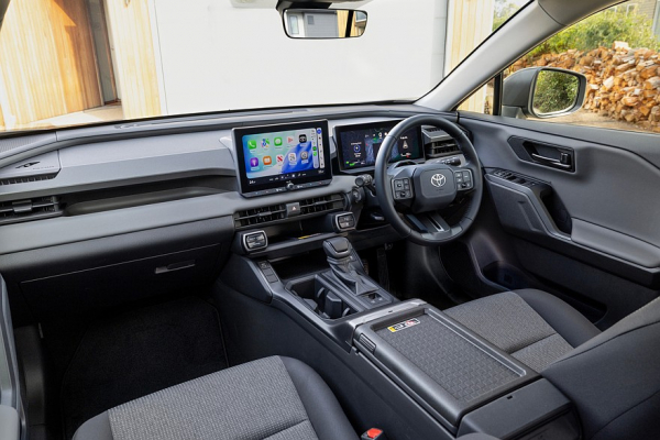 Toyota не планирует переводить актуальный кроссовер RAV4 на электротягу