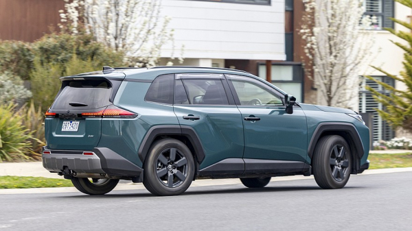 Toyota не планирует переводить актуальный кроссовер RAV4 на электротягу